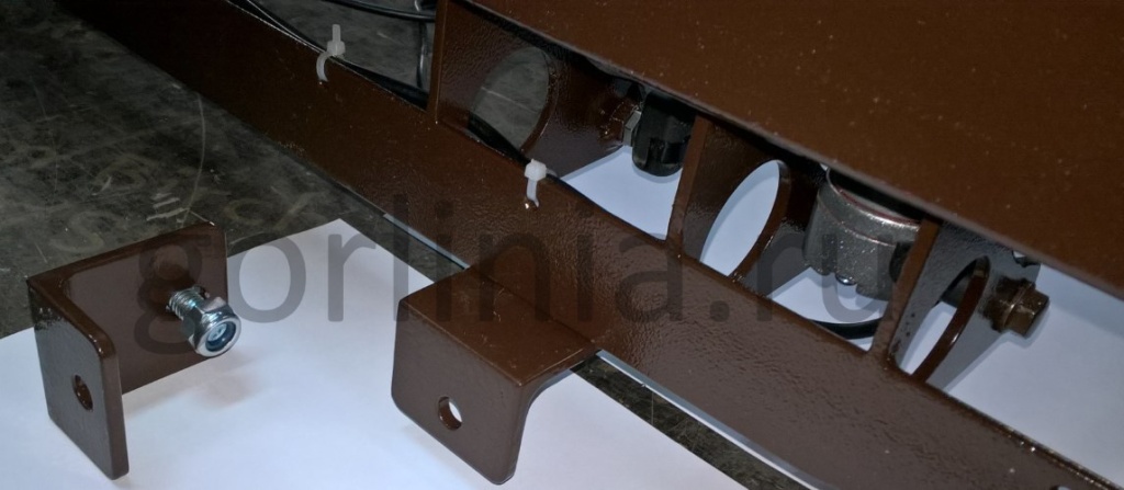 Монтажное положение кронштейна Монтажное положение плавающего кронштейна люка с электроприводом для дополнительного крепления петлевой части в стену или в торец перекрытия